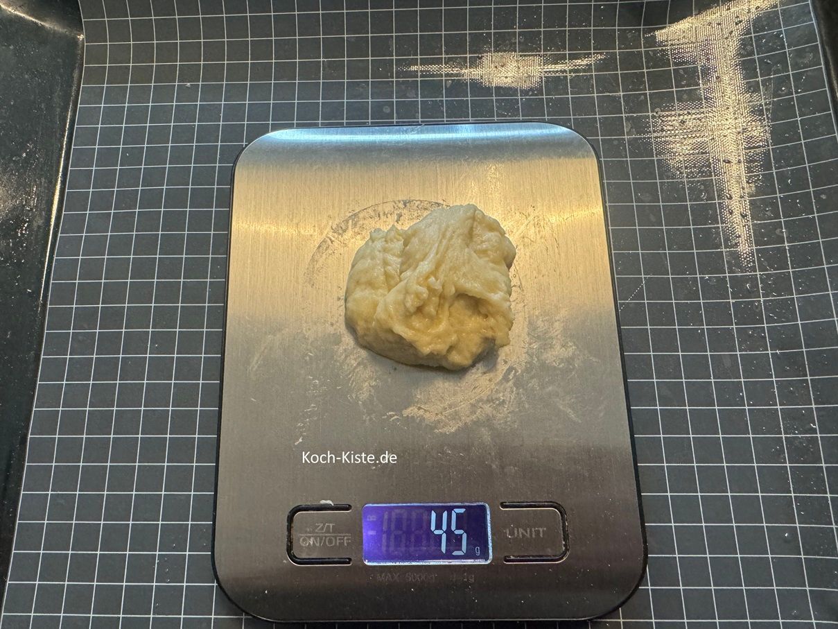 Teile den Hefeteig in 45 Gramm Teigstücke ein