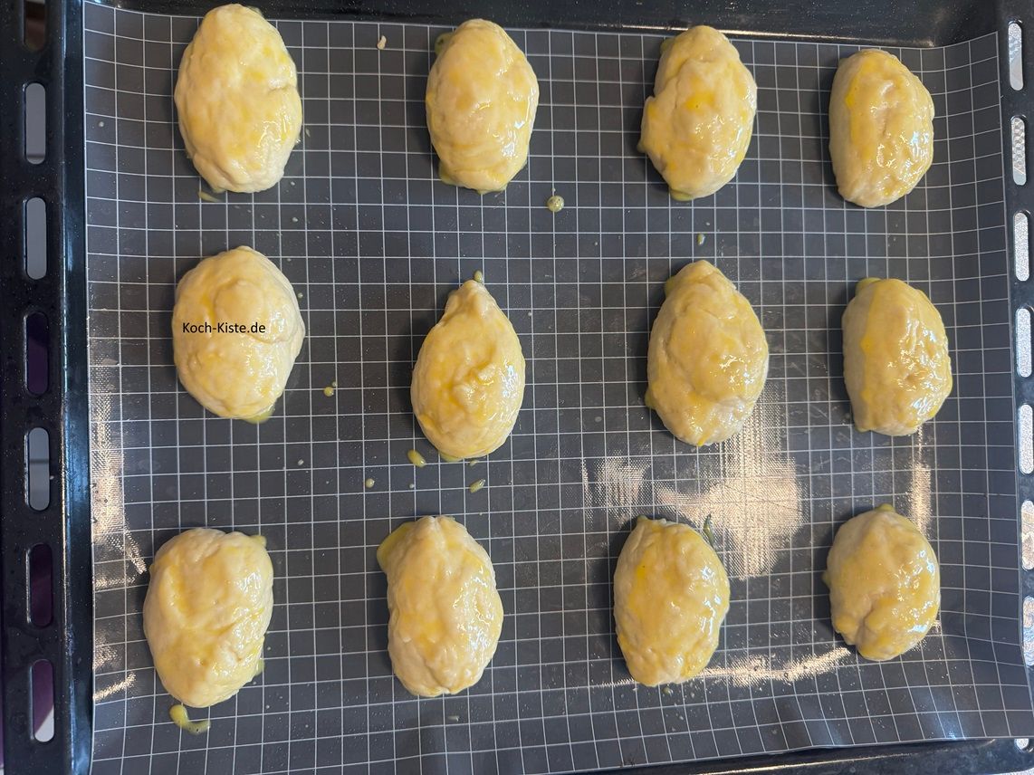 bestreiche die Hefeteigeier mit dem verquirlten Eigelb