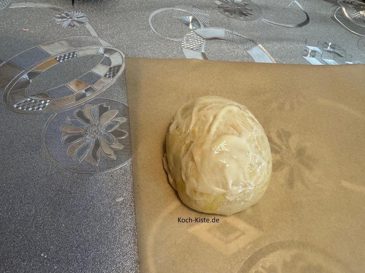 trage mit einem Silikonpinsel oder der Teelöffelrückseite dünn Kuvertüre auf