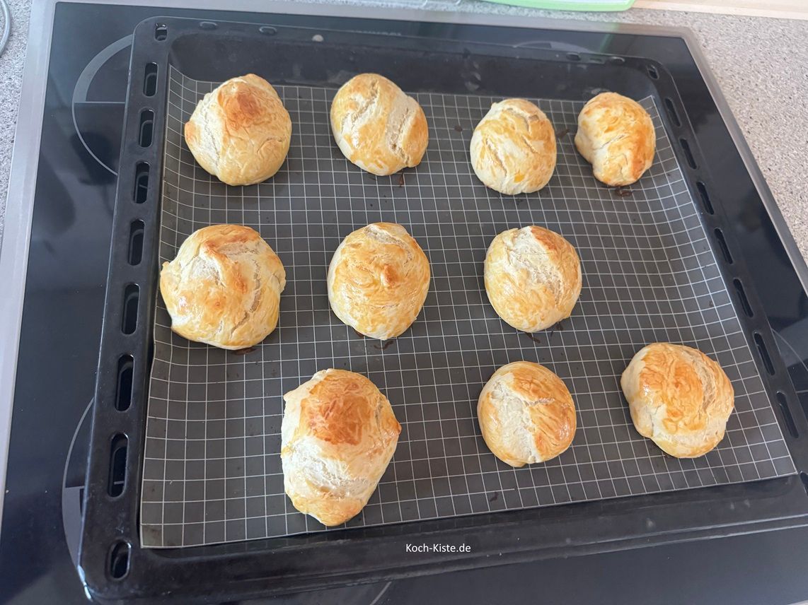 fertig gebackene Hefeteig  Eier