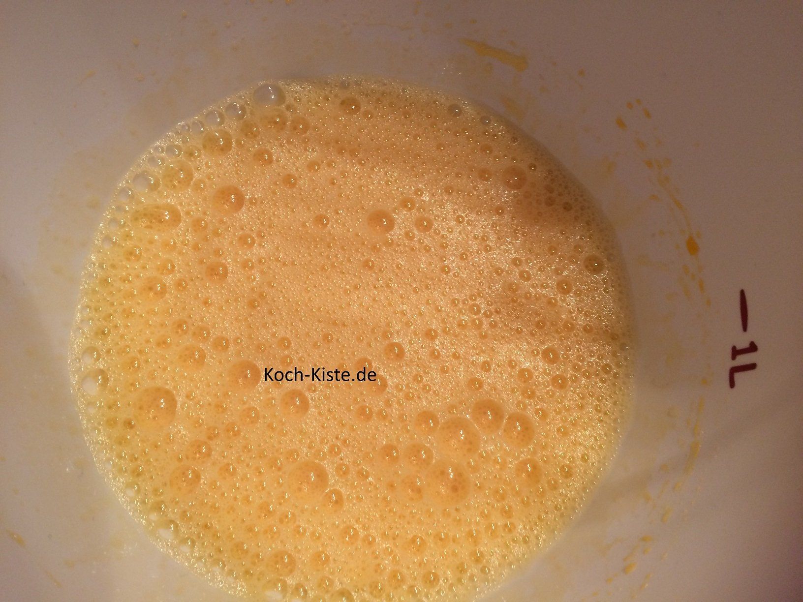 Eier und Eigelb schaumig rühren