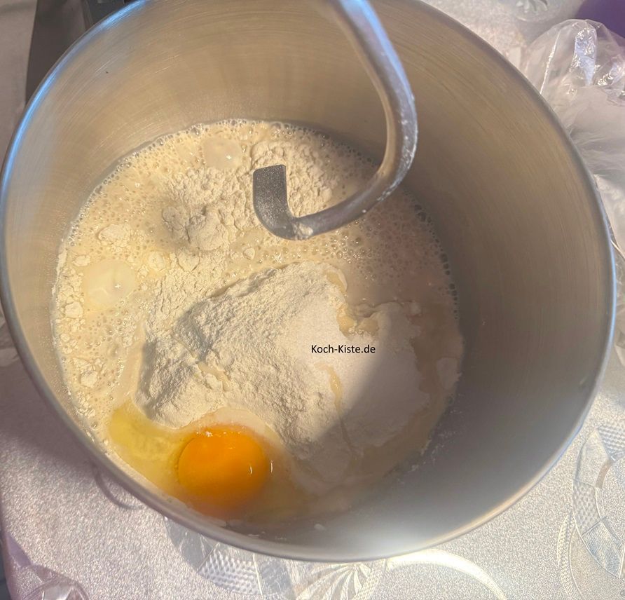 gebe Butter, Zucker, Vanillinzucker, Dinkelmehl und 1 Ei in die Knetschale