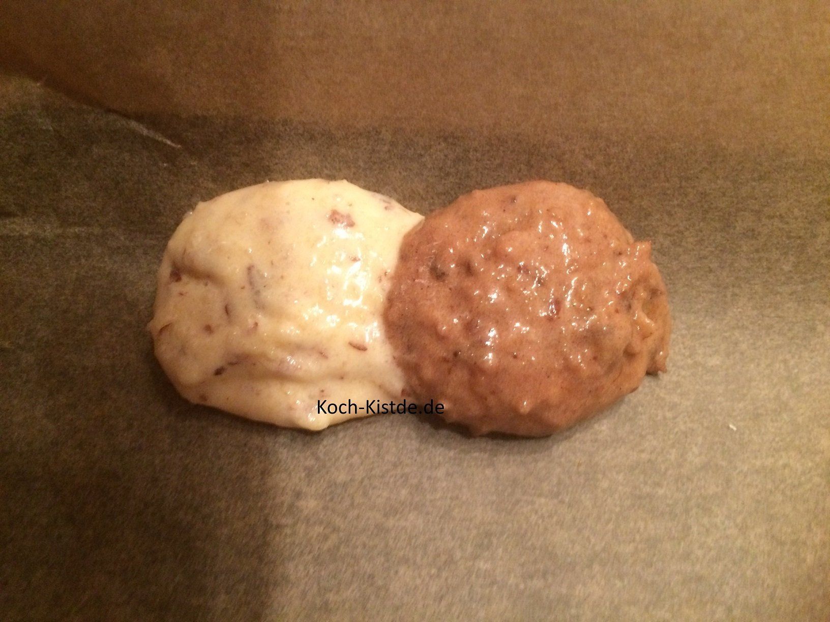 heller Teig und dunkler Teig zusammen auf das Backblech geben