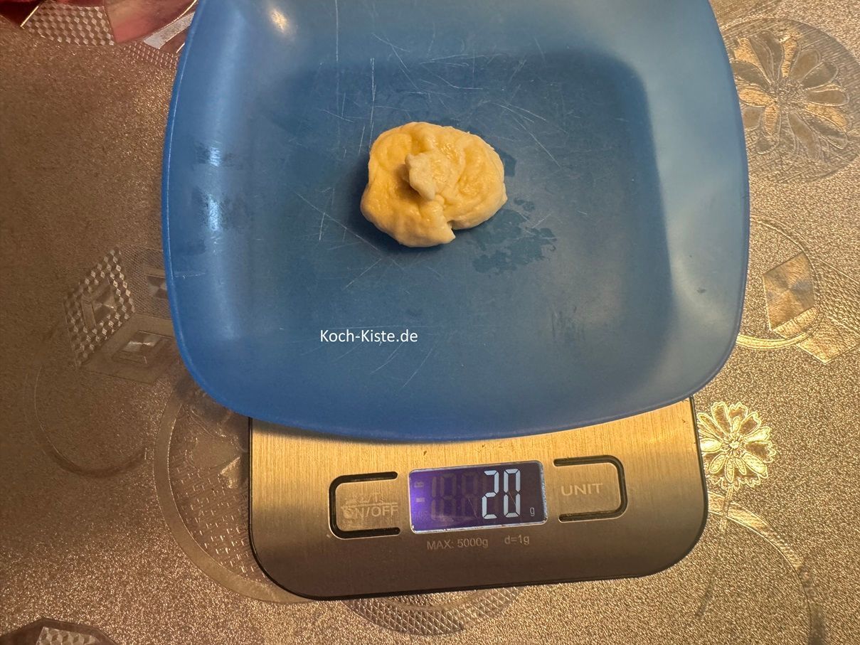 ziehe Dir Vinyl-Einmalhandschuhe an und wiege jetzt immer 20 g Portionen ab