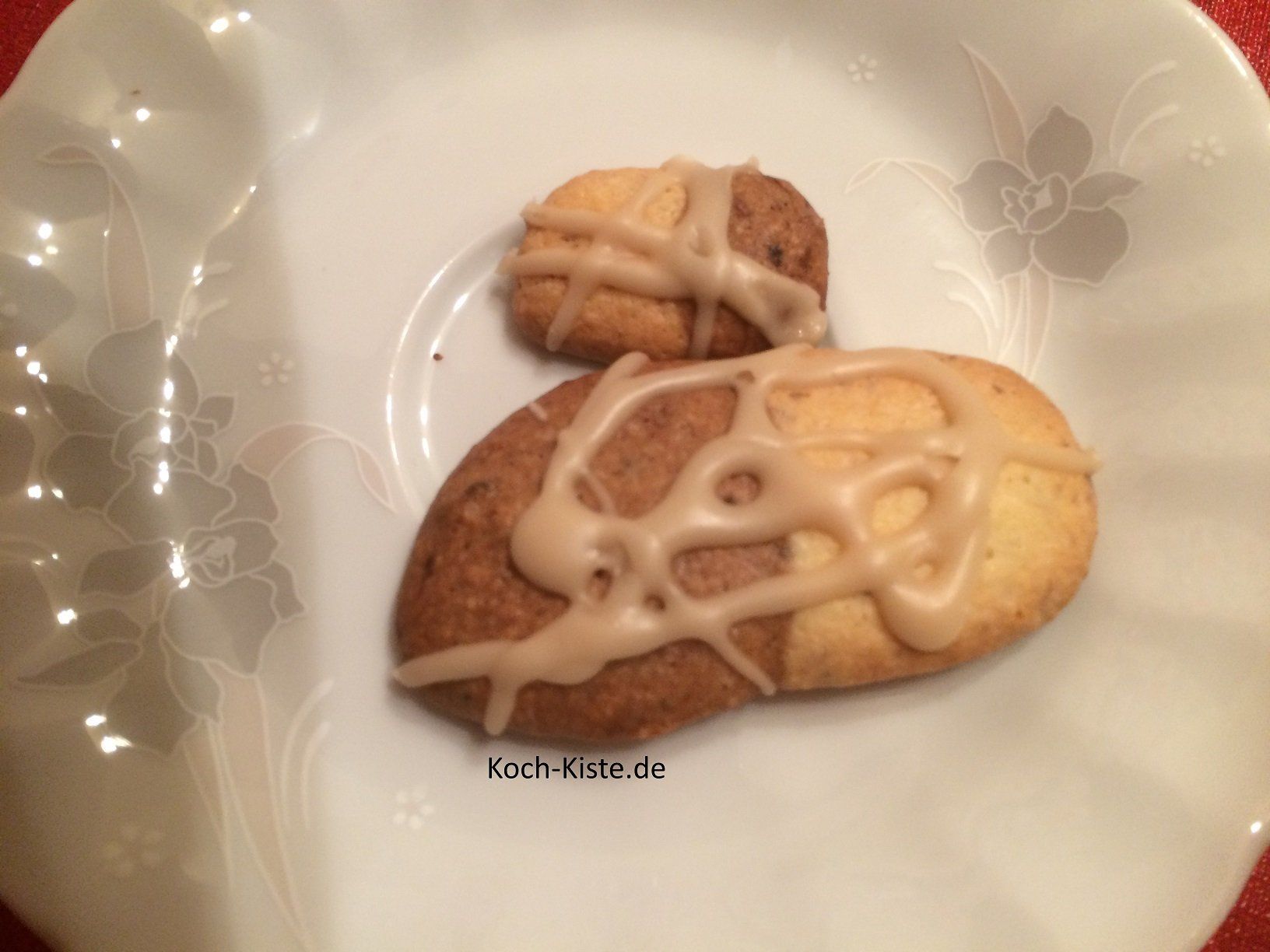 1 Keks mit knapp 1/4 Teelöf. Teig und 1 Keks mit 1/2 Teelöf. Teig