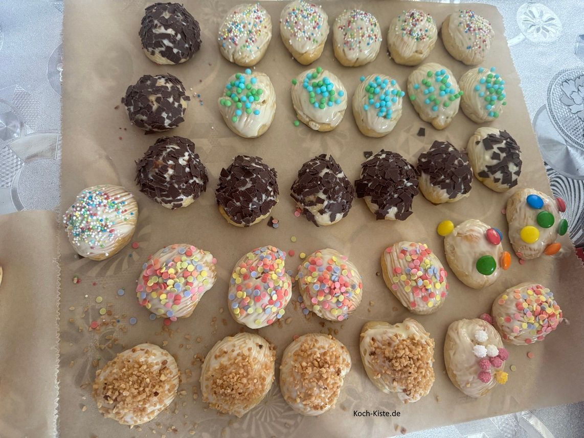 nun gebe die geschmolzene helle Kuvertüre mit einem Silikonpinsel auf und dekoriere nach Wahl