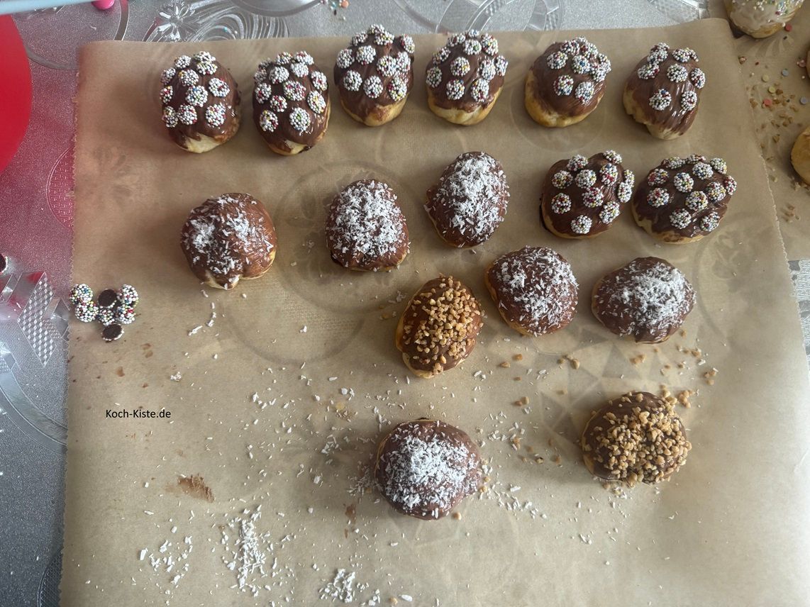 dann trage die dunkle Kuvertüre auf und wieder Deko nach Wahl