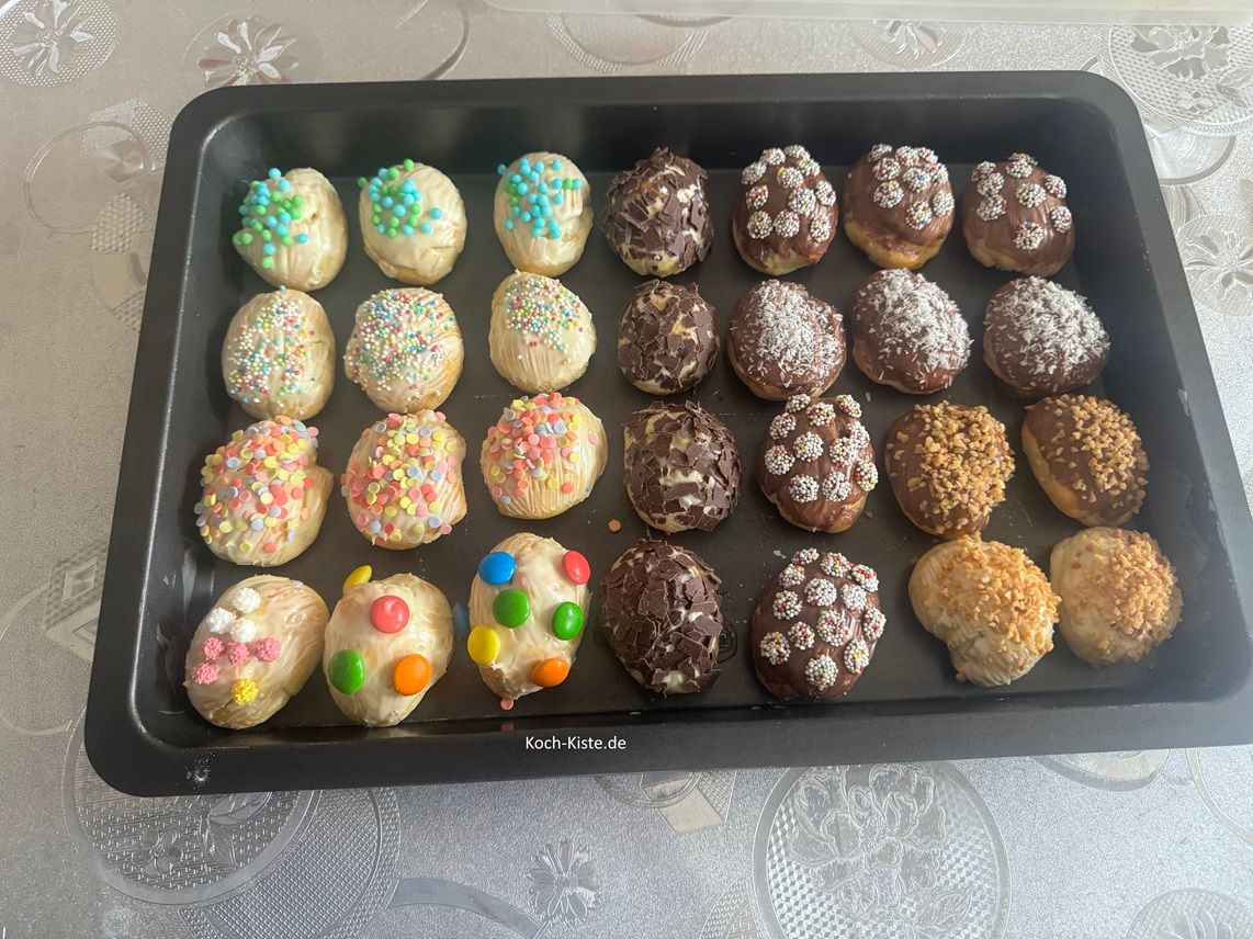 eine bunte Mischung Hefeteig Eier