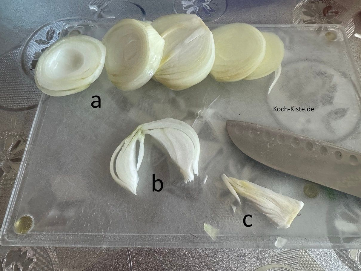 dann pelle die Zwiebel, schneide sie in Scheiben (a) , und schneide bei jeder Scheibe den Zwiebelkern heraus ( b und c ) . Das ist der trockene, weiß-gelber Kern.