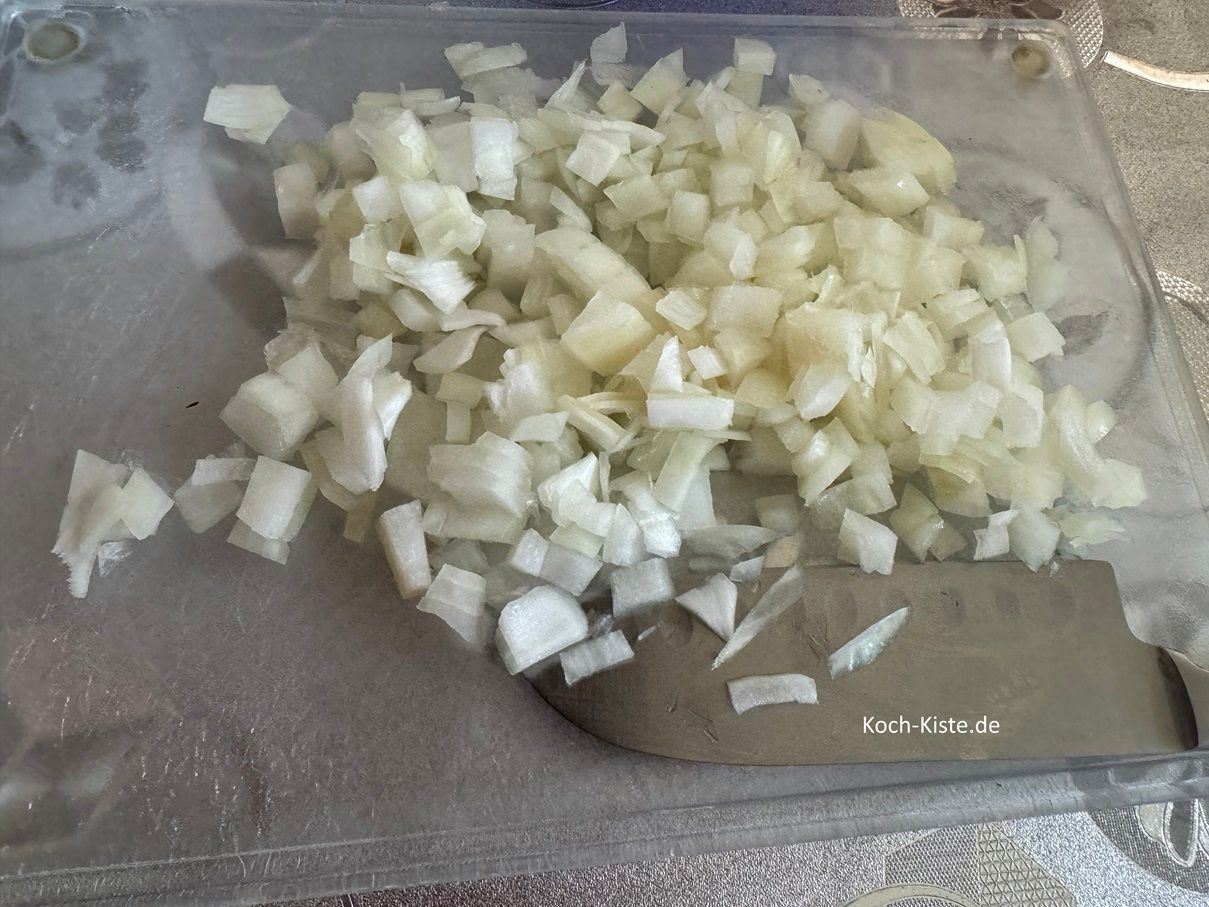 als nächstes schneide die Zwiebelscheiben in Streifen und dann in kleine Stücke