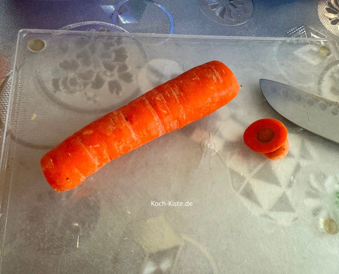 nun lege jede Wurzel nacheinander auf das Schneidebrett und schneide oben und unten ein Stück ab