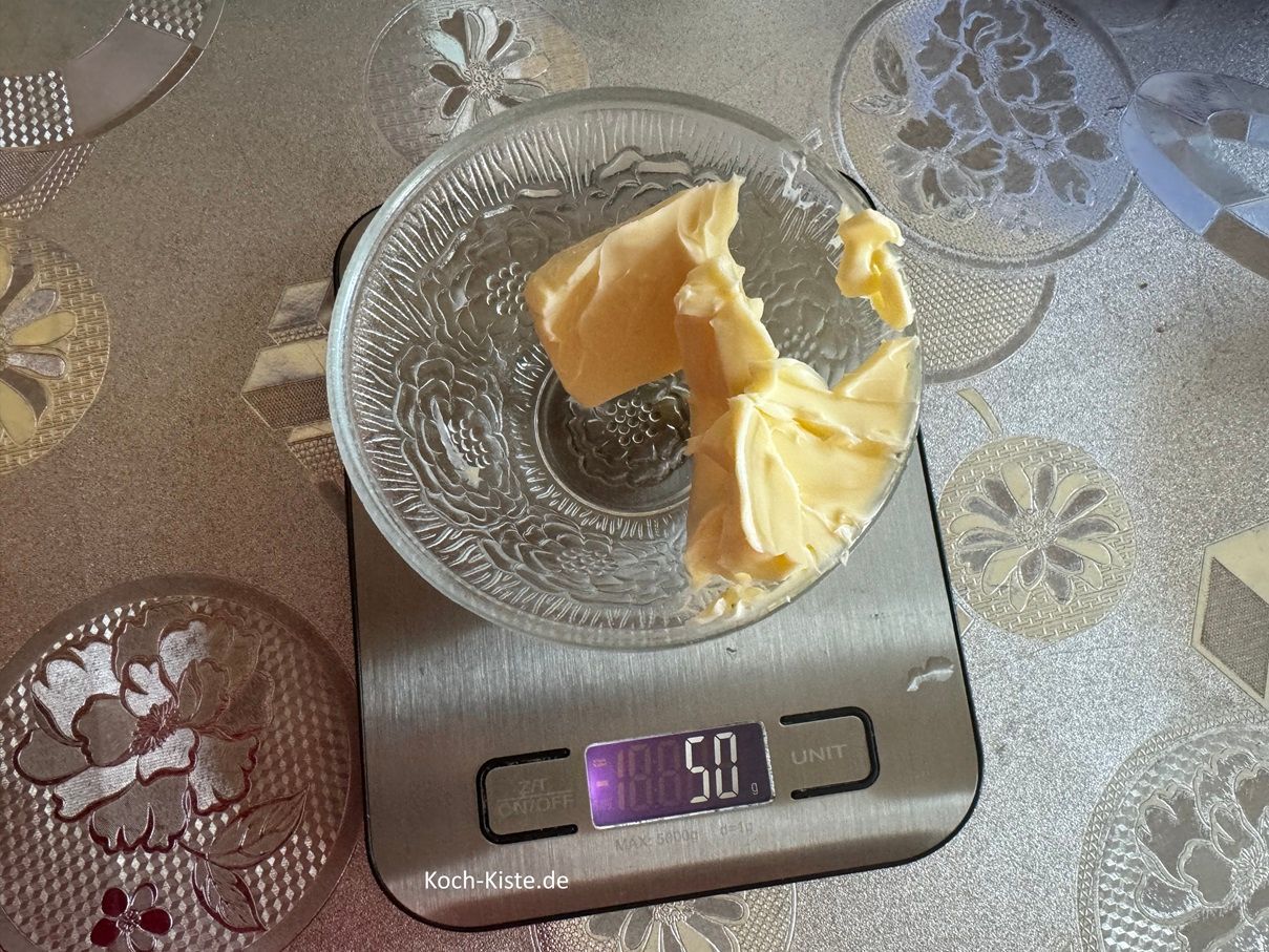 stelle eine kleine Schale auf die Küchenwaage auf 0 und wiege 50 g Butter ab