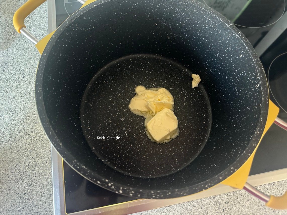 gebe die Butter in einen mittleren Topf und lasse sie schmelzen