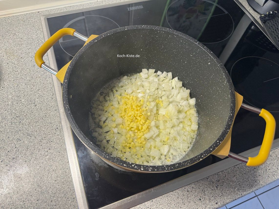 gebe die Zwiebel- und Ingwerstücke in den Topf