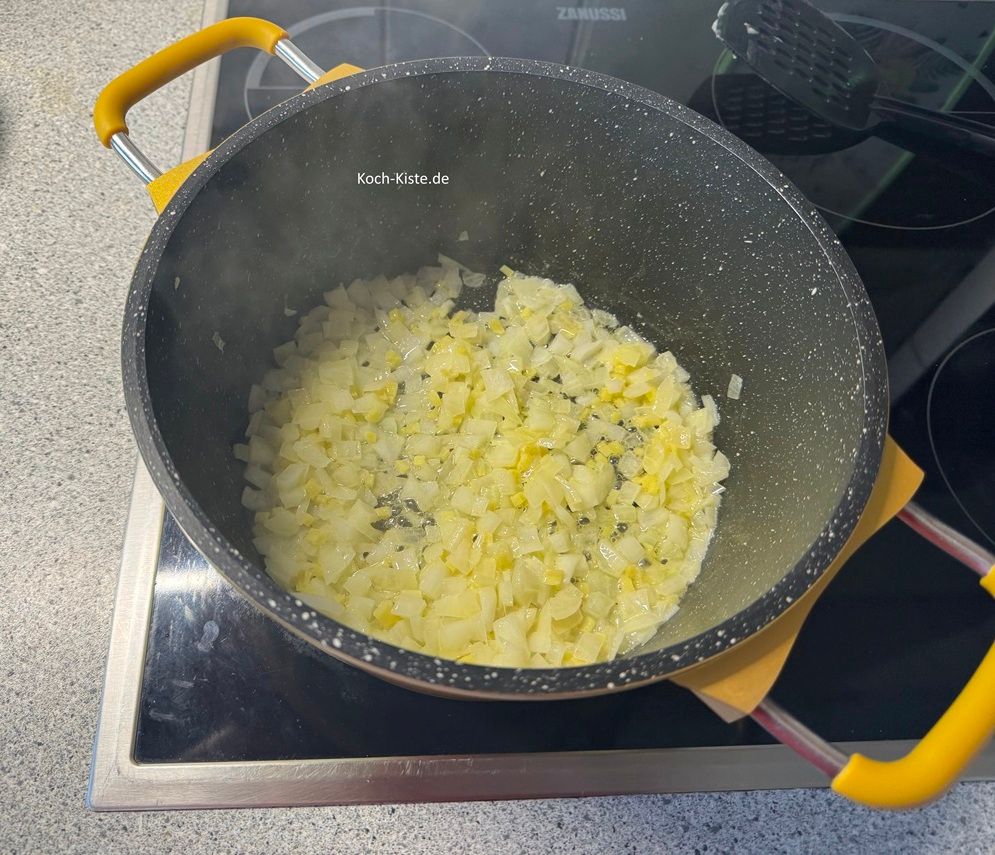 und brate sie glasig an