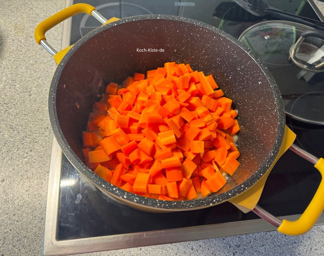 dann gebe die Wurzelstücke mit in den Topf