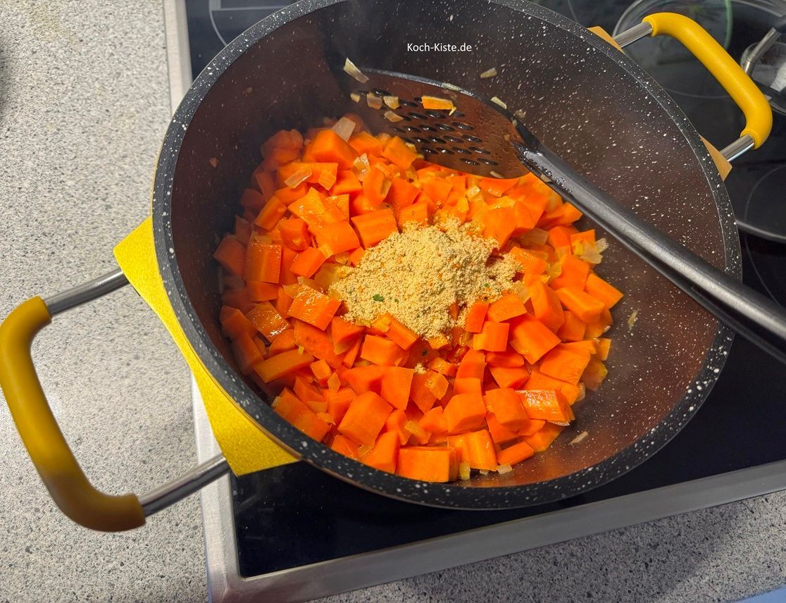 nun kommt das Gemüsebrühepulver mit in den Topf