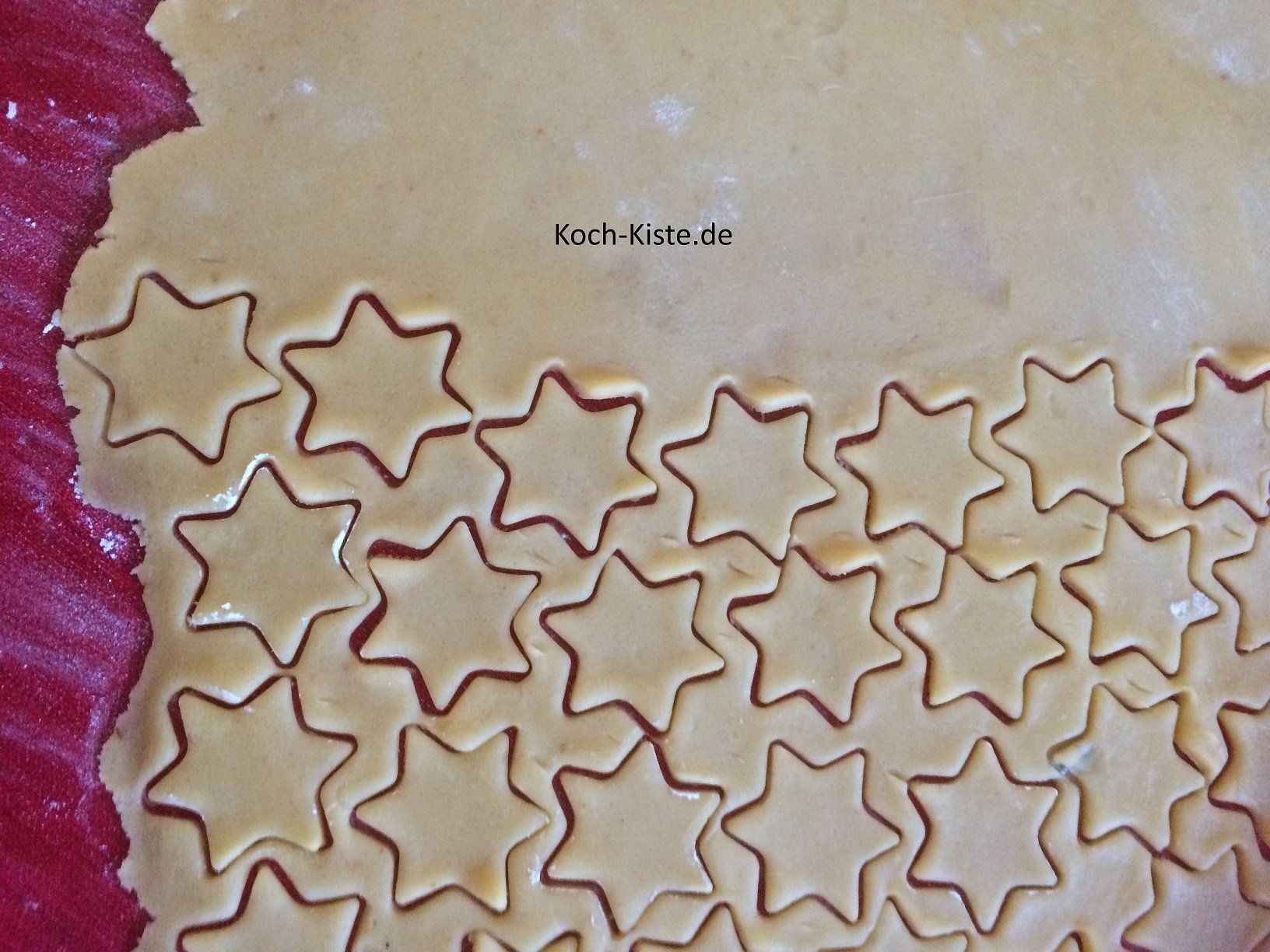 Teig ausrollen und Sterne ausstechen