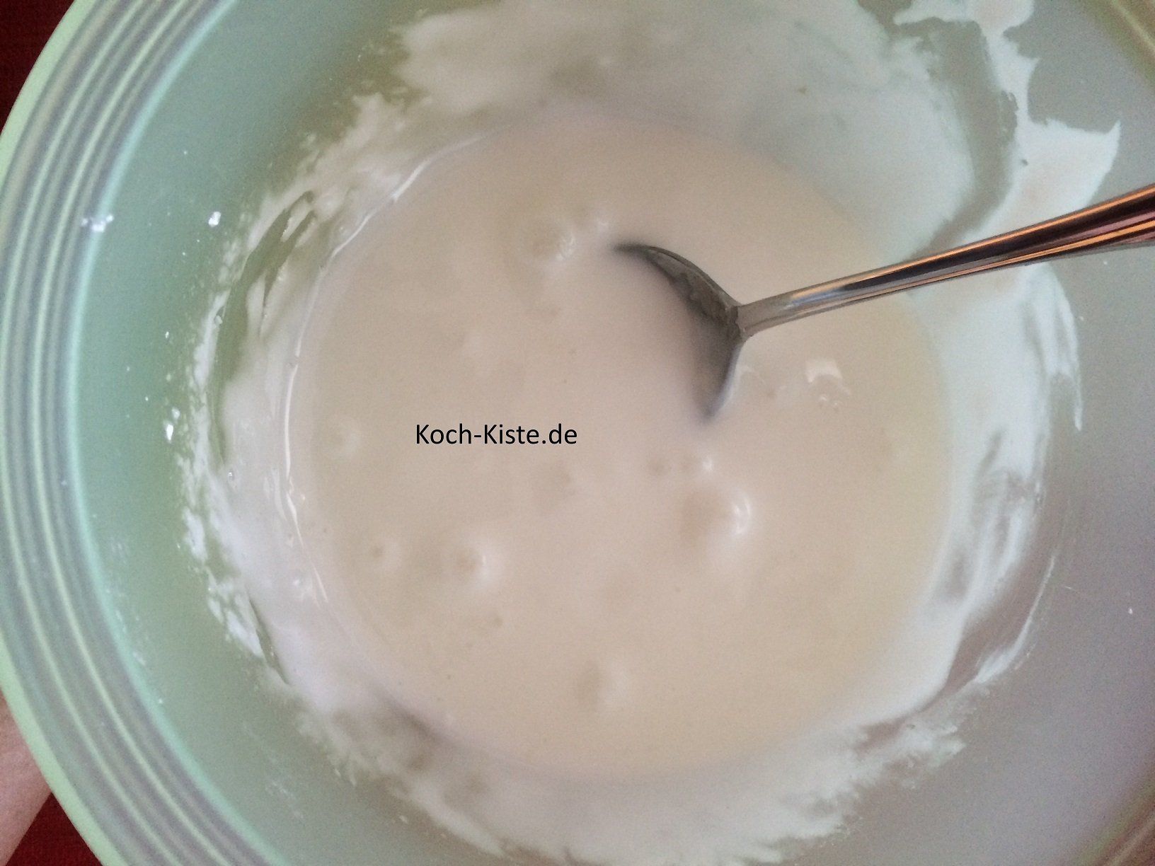 Zitronenglasur anrühren