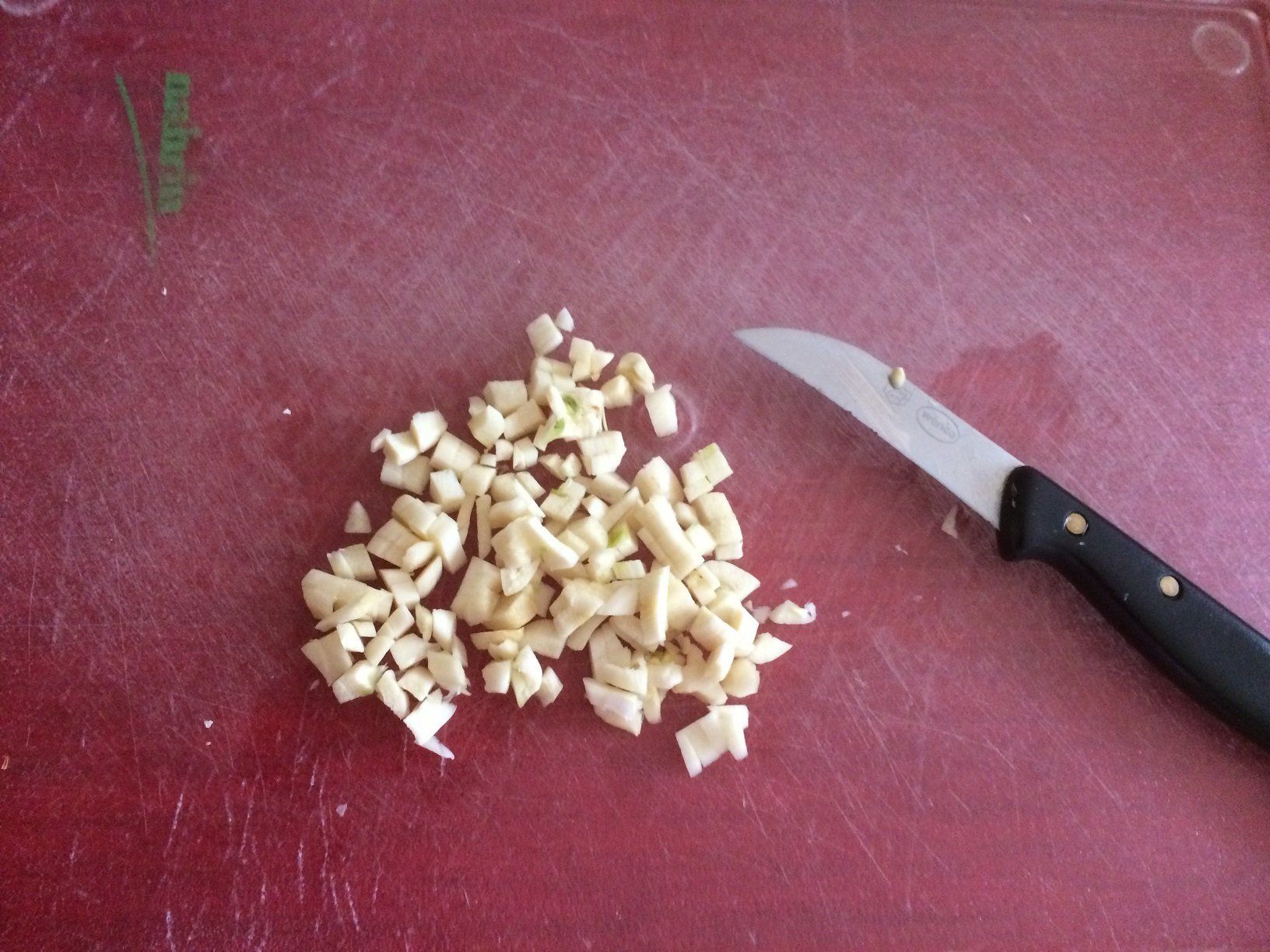 Knoblauch pellen und würfeln