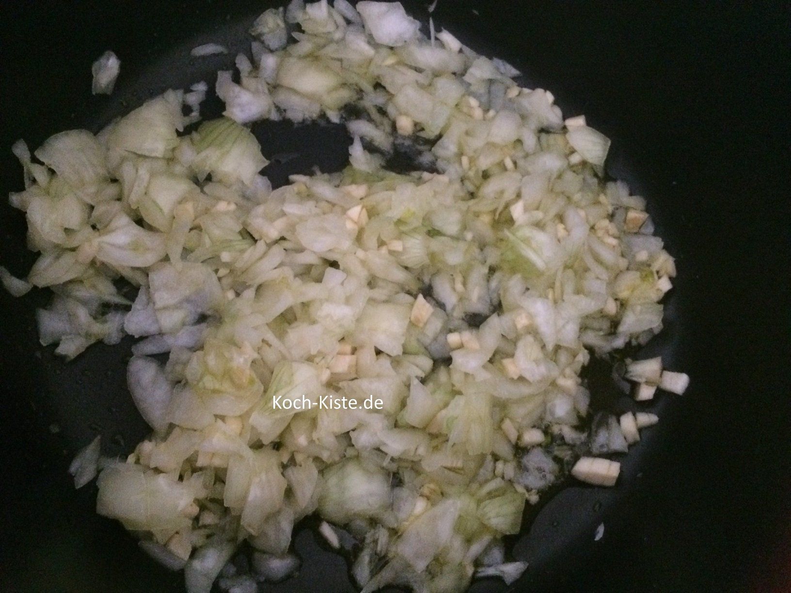 Zwiebeln und Knobi anbraten
