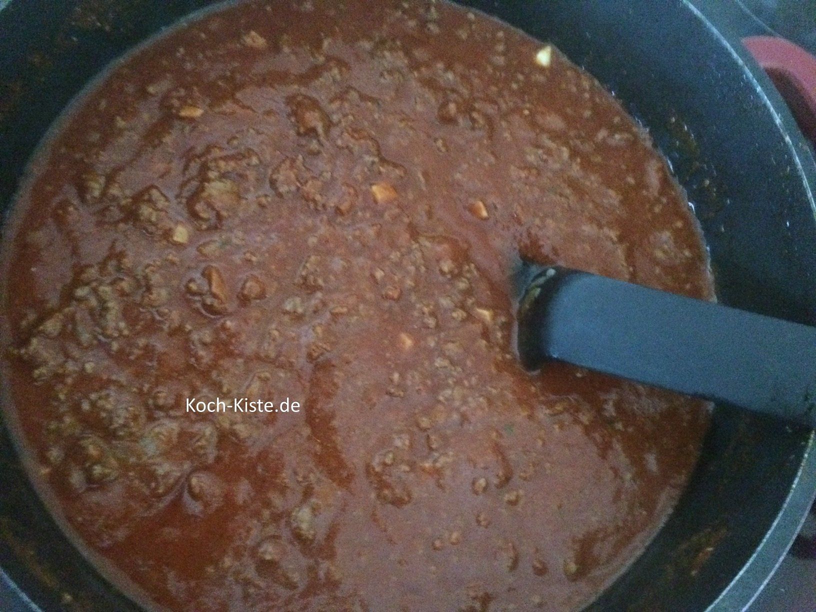 passierte Tomaten dazu geben und köcheln lassen