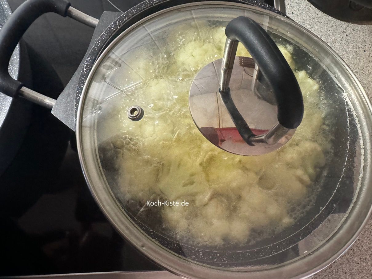 bringe alles zum Kochen , reduziere die Temperatur etwas und lasse das Gemüse 15 Minuten gar kochen