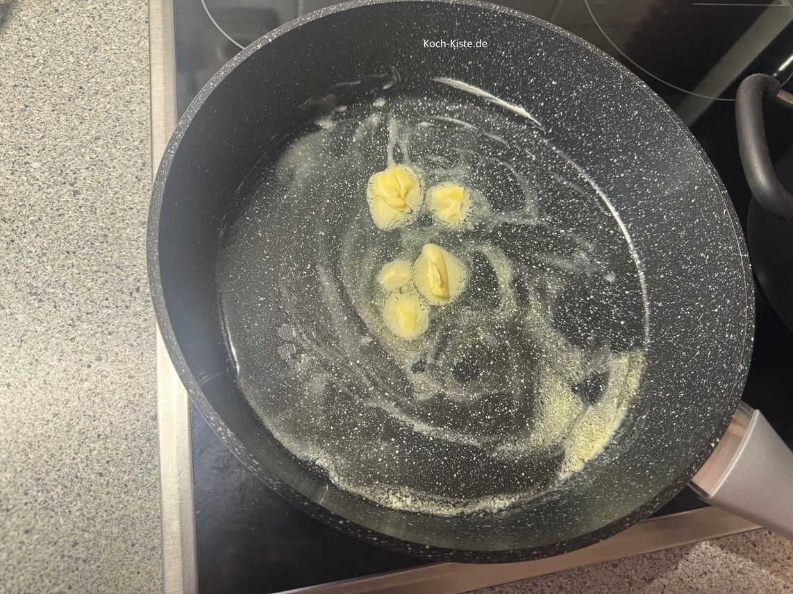 gebe 2 gehäufte Teelöffel Butter in eine große Pfanne und lasse sie schmelzen