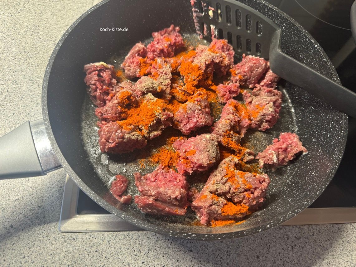 nun dürfen 1 /2 Teelöffel Salz, 1 gestrichener Teelöffel Pfeffer und 2 Teelöffel Papirkapulver mit hinzu