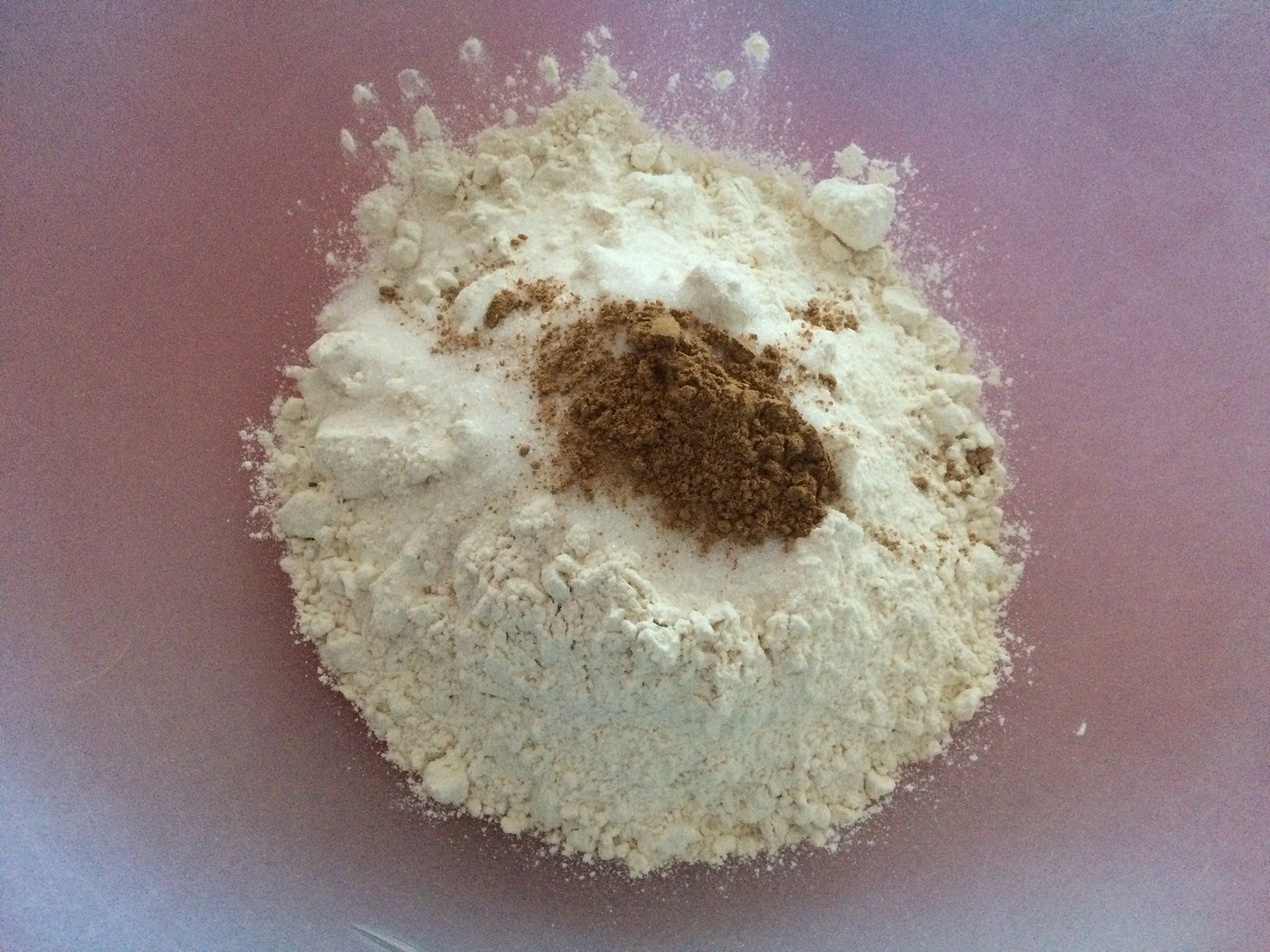 Zutaten in eine Rührschüssel geben