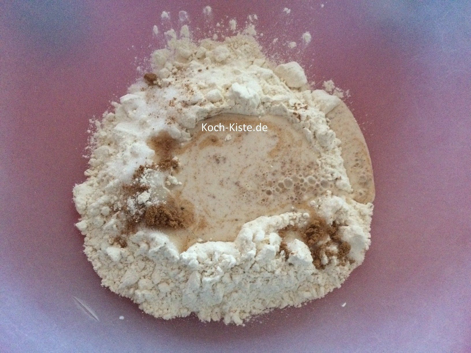 Hefemilch in die Mulde gießen