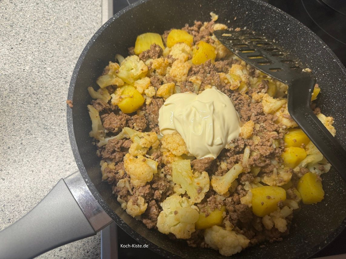wenn das Gemüse mit untergerührt ist kommen 100 g Schmelzkäse dazu