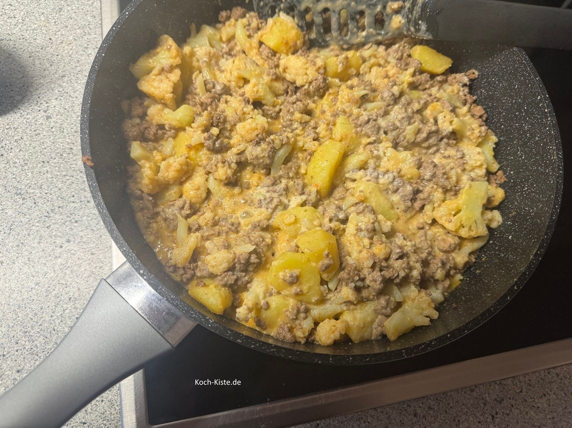 nun gebe 1 Suppenkelle von dem vorher abgefüllten Gemüse-Kochwasser mit dazu, damit es nicht so trocken ist