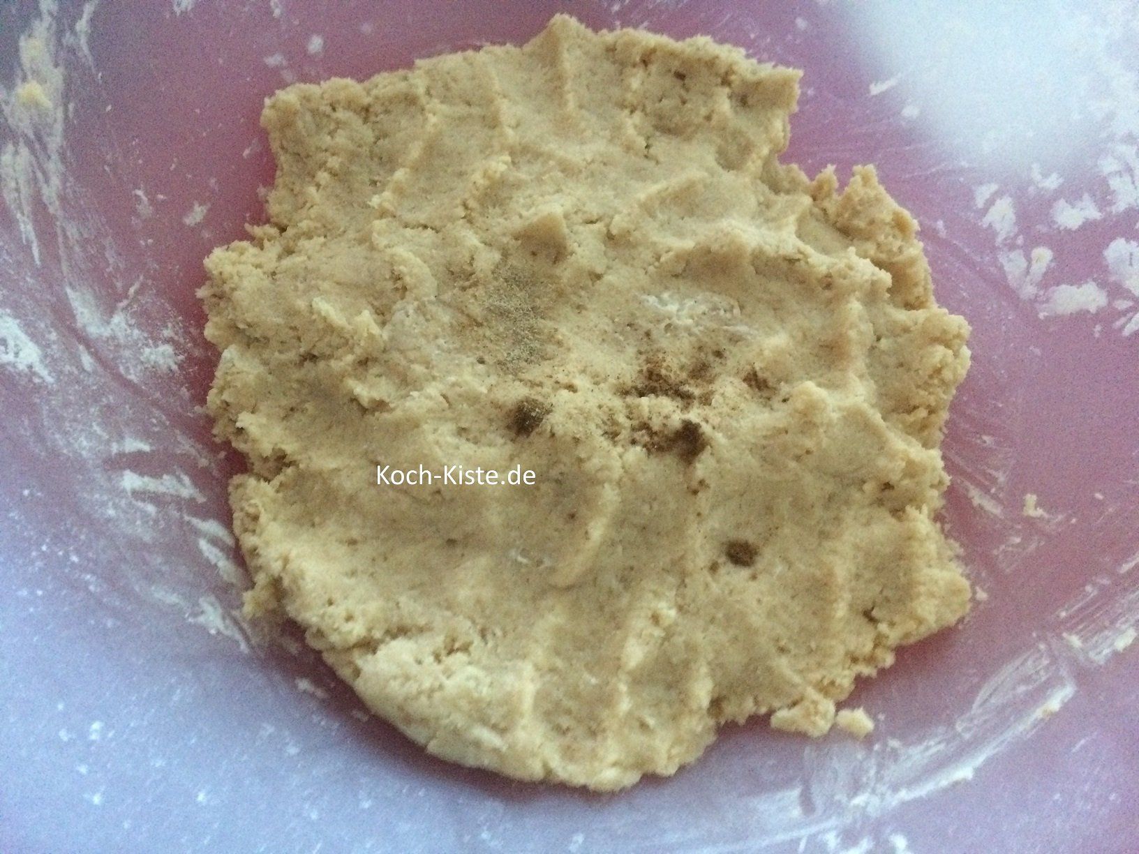 Marzipanmischung in den Teig einarbeiten