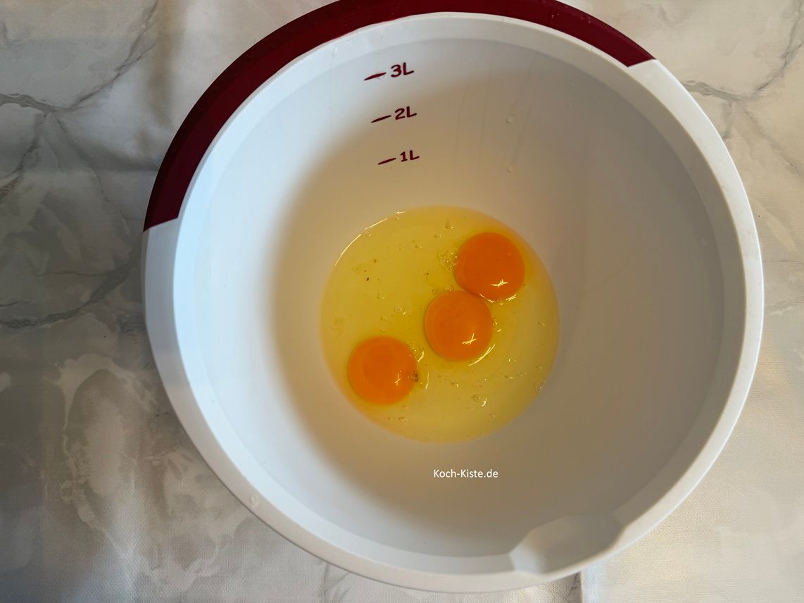 beginne damit 3 Eier in die Rührschüssel zu geben