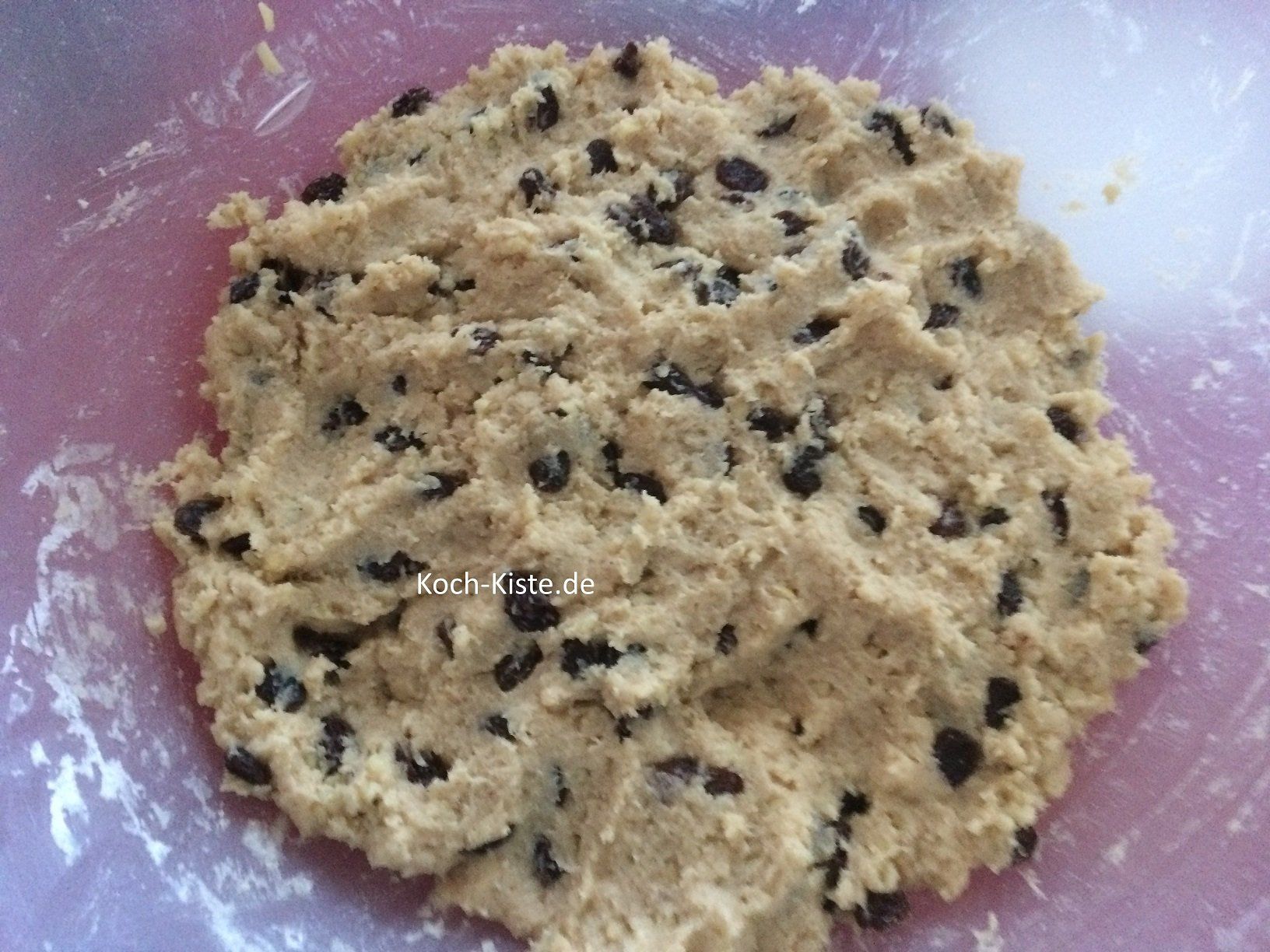 Rosinenmischung in den Teig einarbeiten