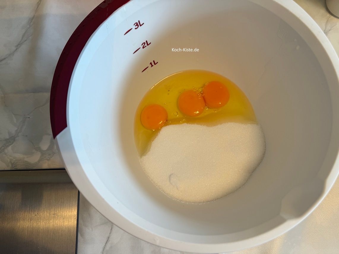 dann die Rührschüssel auf die Küchenwaage auf 0 damit Du den Zucker abwiegen kannst
