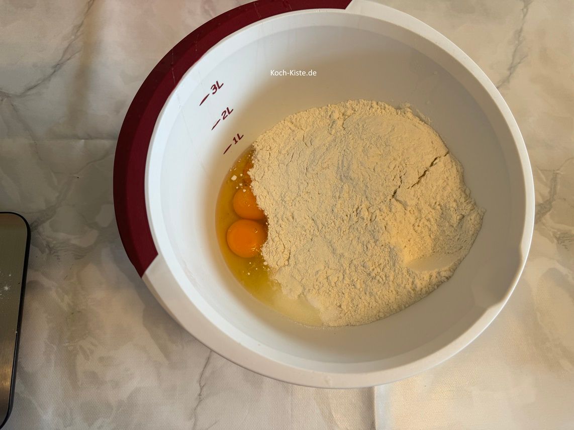 und wieder Rührschüssel auf die Küchenwaage auf 0 dami Du 400 g Dinkelmehl abwiegen kannst. Dann kommen 1 Päckchen Vanillinzucker und 1 Päckchen Backpulver mit in die Rührschüssel .