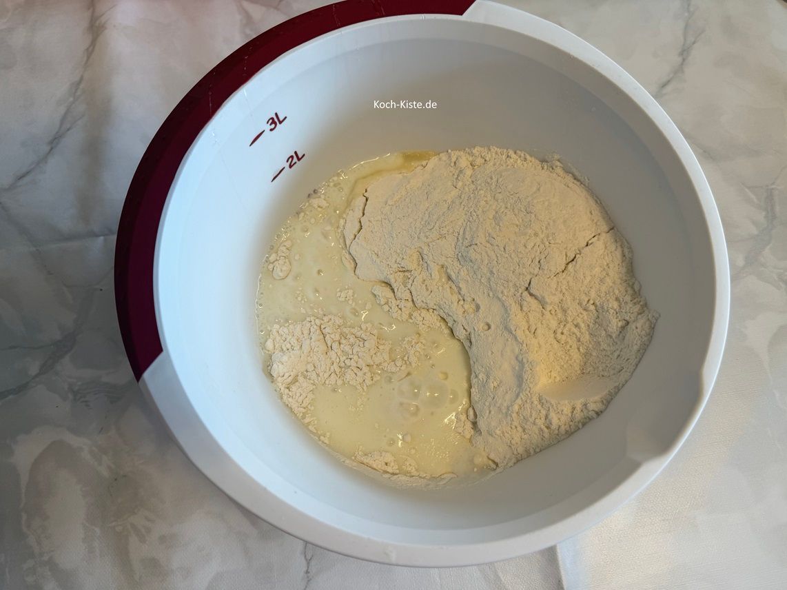 Nehme einen Messbecher gebe 300 Milliliter Buttermilch hinein und gieße sie mit in die Rührschüssel