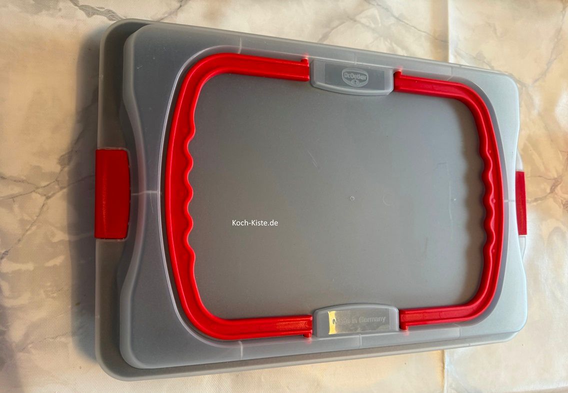 Ich habe ein Backblech mit Deckel, Du kannst natürlich auch ein einfaches Backblech mit Backrahmen verwenden.