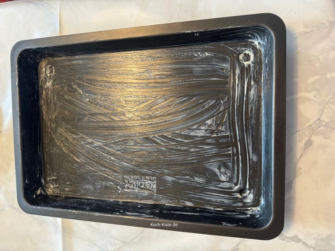 nehme Dir ein Stück Butterbrotpapier, damit etwas weiche Butter und fette das Backblech ein .