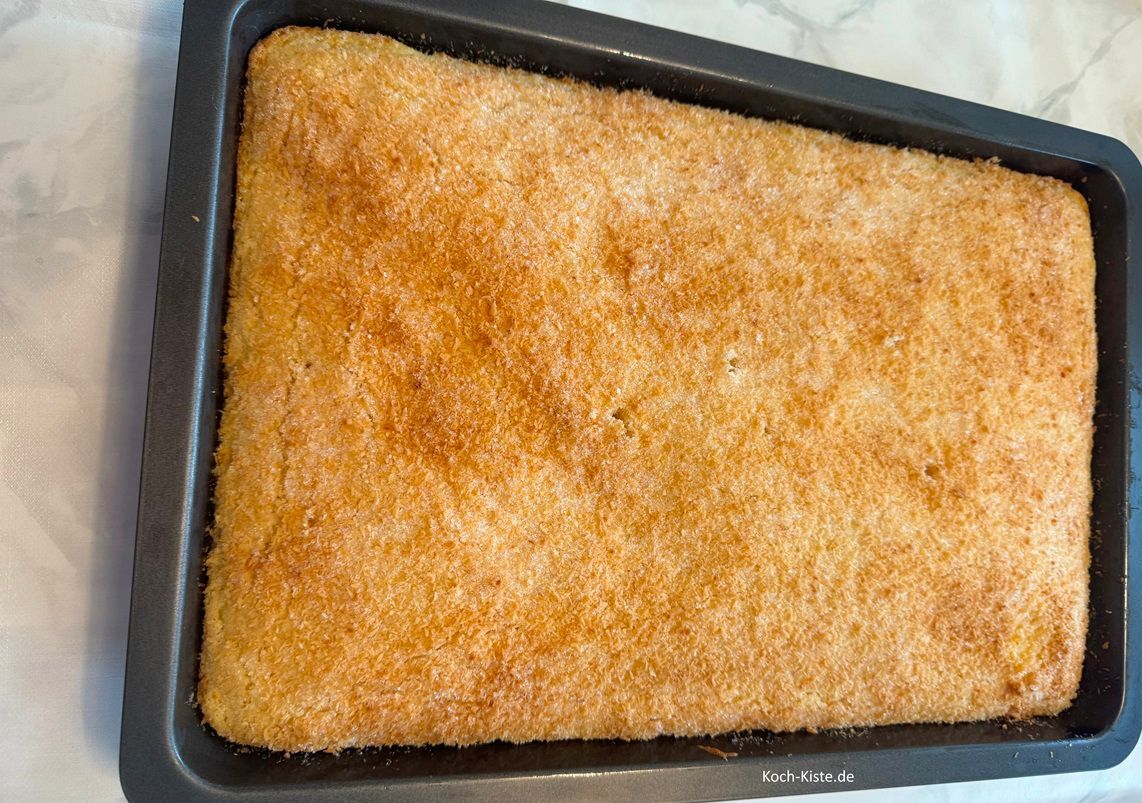 ziehe Dir Küchenhandschuhe an und nehme das Backblech aus dem Backofen - mache die Garprobe mit einem Rouladenpikser