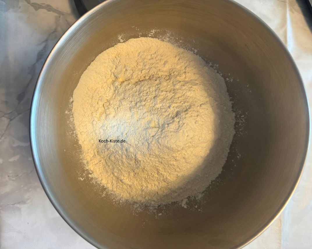 beginne damit die Knetschüssel auf die Küchenwaage zu stelle auf 0 und 750 g Dinkelmehl hinein zu wiegen