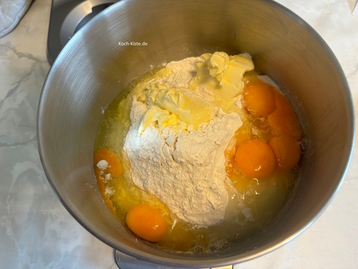 als nächstes gebe 5 Eier mit in die Knetschüssel