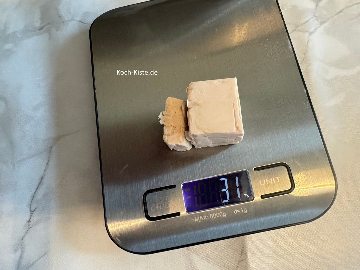 dann wiege 31 g frische Hefe ab
