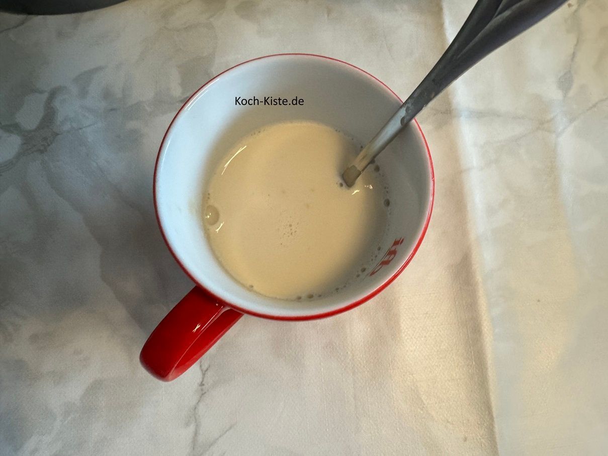 bröckel die Hefe in die lauwarme Milch und rühre so lange , bis sich die Hefe aufgelöst hat