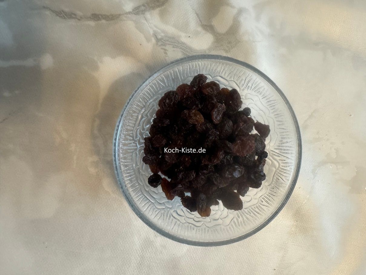stelle eine kleine Schale auf die Küchenwaage auf 0 und wiege 75 g Rosinen hinein