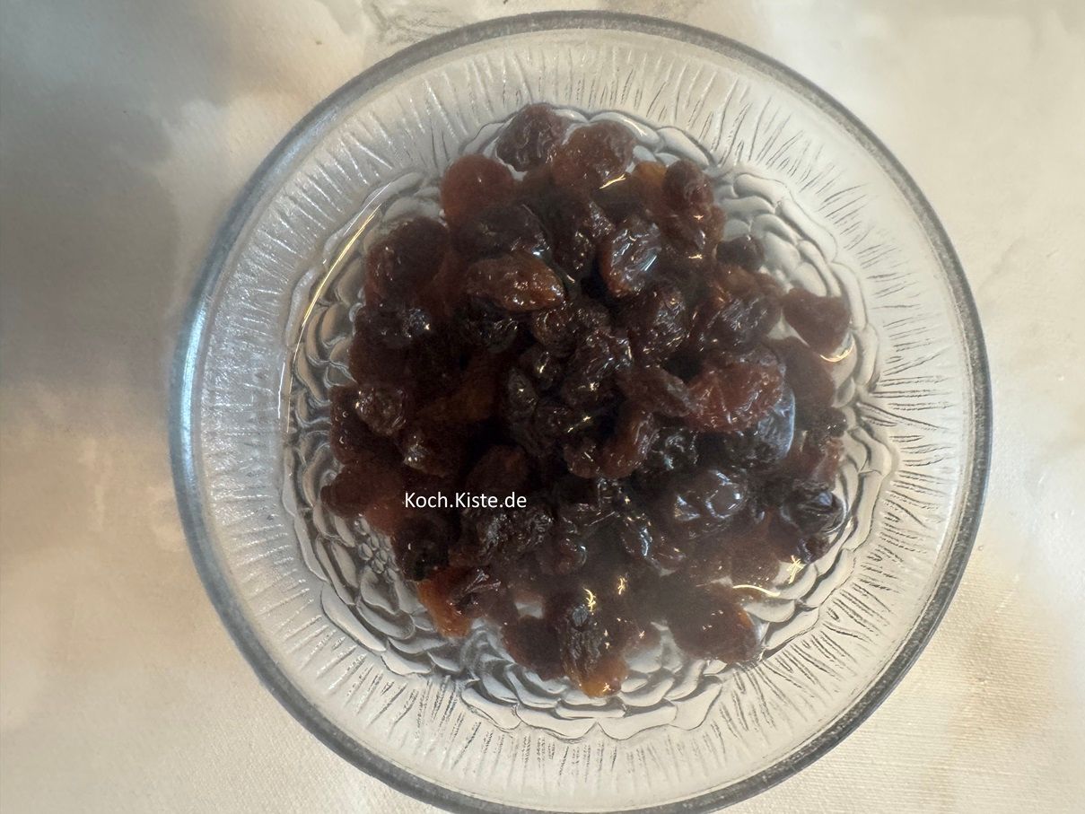 danach gebe soviel kalltes Wasser mit in die Schale, dass die Rosinen mit Wasser bedeckt sind.