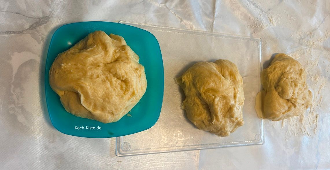 stelle einen kleinen Teller auf die Küchenwaage auf 0 und lege die gesamte Teigmenge hinauf. Das ergebene Gewicht musst Du durch 3 teilen- also jedes Teigstück etwas gleich groß / schwer.