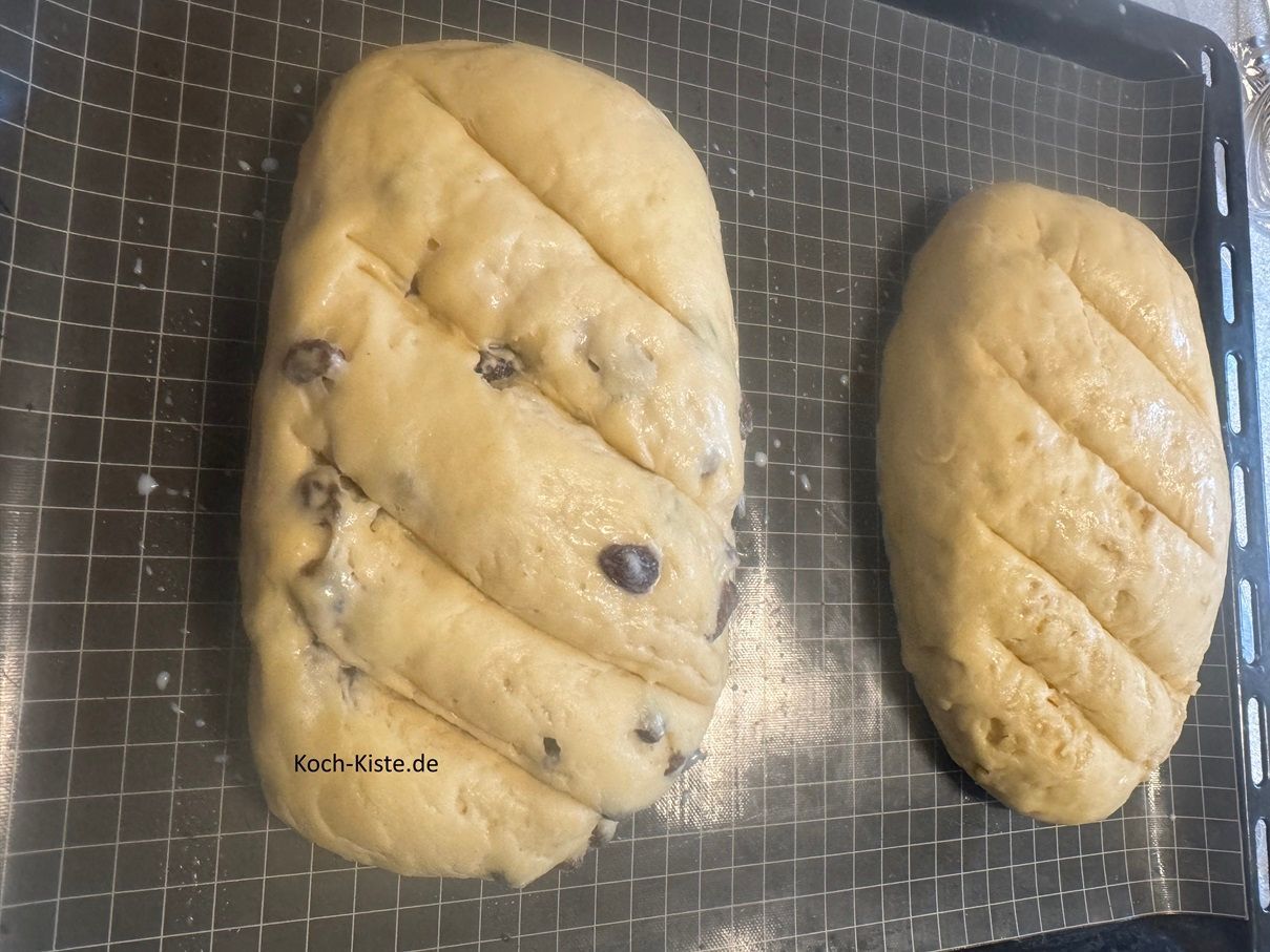 forme die fertig gefüllten ( puren ) Teigstücke zu Brot Laiben und lege sie auf ein Backblech. Hier muss der Teig noch mal 30 Minuten gehen. Dann schneide mit einem scharfen Messer (Cutter) knapp 1 cm tief im die Brotoberfläche ein.